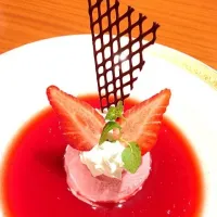 Snapdishの料理写真:あまおう苺のスープ、苺アイス添え|あひるさん