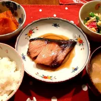 Snapdishの料理写真:ぶりの照り焼き かぼちゃの煮物 小松菜と玉子の炒め物 豚汁|あひるさん