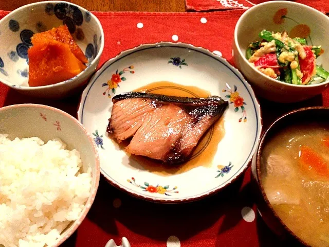 ぶりの照り焼き かぼちゃの煮物 小松菜と玉子の炒め物 豚汁|あひるさん