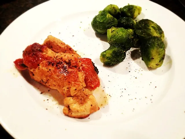 Chicken roulade with brussel sprouts|kristen grundtさん