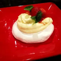 Meringue nests with lemon filling and strawberries|kristen grundtさん