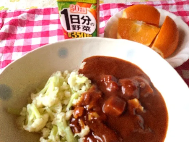 糖質制限のお昼ご飯       カリフラワーご飯にカレーを掛けて|mari miyabeさん