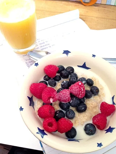 Porridge with Raspberries & Blueberries|Ella Thompsonさん