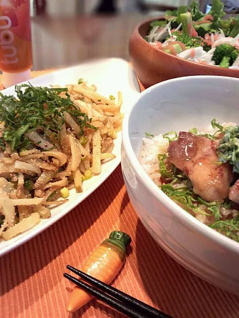 Snapdishの料理写真:☆鶏甘酢あんかけ丼…わさび菜マヨとっぴんぐ&新じゃが明太子バター炒め&新玉葱とブロの粒つぶ明太子ソースサラダ☆|もっちぃさん