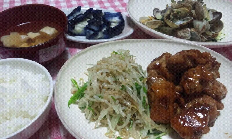 鶏肉の酢照り煮、もやしと水菜のナムル、あさりバターソテー、茄子浅漬け、豆腐と花麩のお吸い物|まあるさん