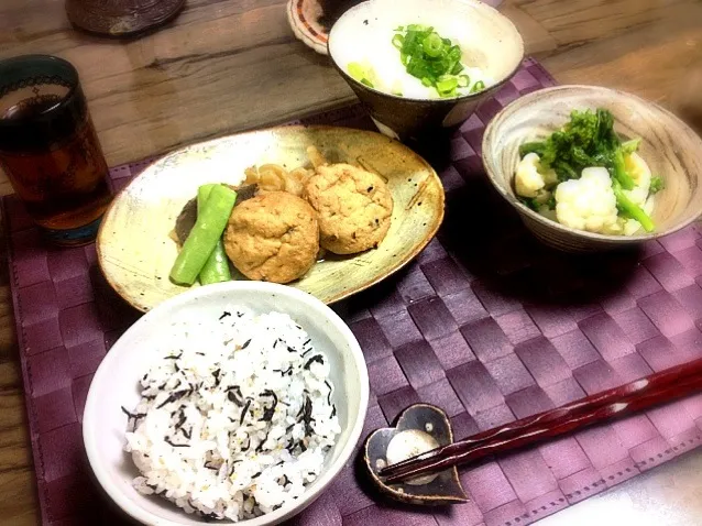 ひじきご飯、切り干し大根とがんもの含め煮、カリフラワーと菜の花のからし和え、五條伊勢屋の冷奴|彩さん