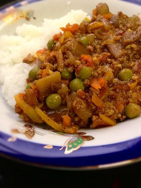 晩ご飯（＾Ｏ＾）挽肉たっぷり？、、、微妙ですが、               ニンニク、玉ねぎ、挽肉、なす、人参二種、グリンピース、トマト缶、カレーパウダー使いました。|くめさん