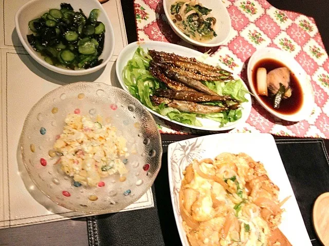 Snapdishの料理写真:ししゃもの甘辛焼、豆腐の卵とじ、ポテトサラダ、胡瓜とわかめの酢の物、春菊としめじの酢味噌和え|eriさん