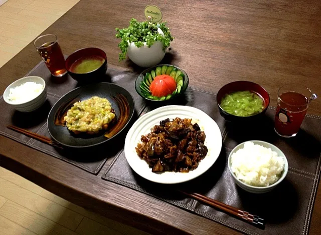 Snapdishの料理写真:茄子と豚肉の唐辛子炒め、鰤の葱あんかけ、トマトサラダ、キャベツ中華スープ、ご飯、菊芋茶|pentarouさん