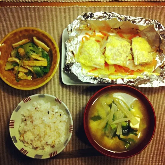 今日の夕飯。鮭の味噌マヨホイル焼き、青梗菜と油揚げの煮浸し、大根と豆腐のお味噌汁|akiさん