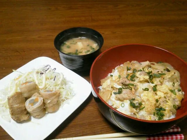 親子丼
えのき味噌汁
野菜サラダ
ごぼう＆にんじん豚肉巻き（しょうが風味）|ちぃさん