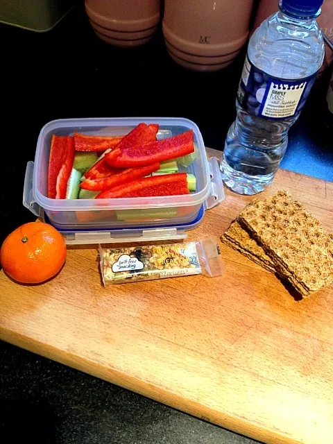 Red Pepper, Carrot, Celery & Cucumber Sticks, Satsuma, Ryvita & an M&S Cereal Bar|Ella Thompsonさん