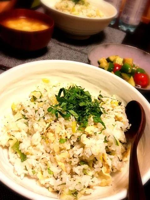 葱とシラスと漬物の混ぜご飯。油揚げも。トマトとオリーブのバルサミコサラダ。|晴雨さん