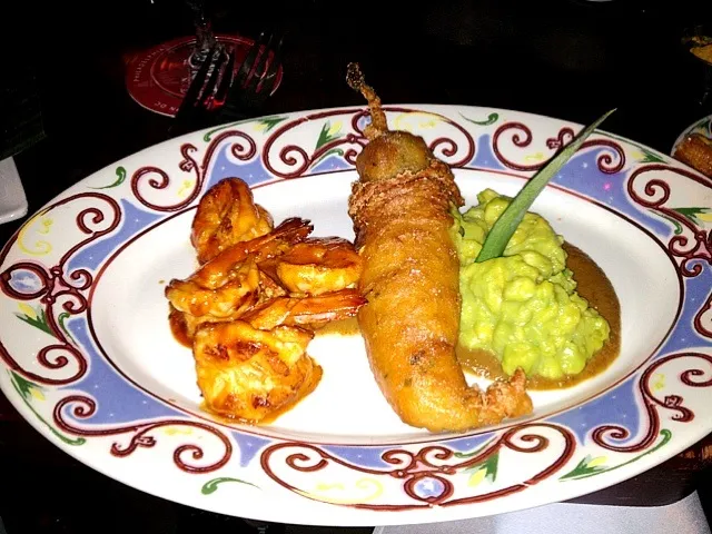 Snapdishの料理写真:Camarones con Cana: 
 Pan seared sugarcane skewered jumbo shrimp, mango BBQ glaze, sweet potato mash and guacamole Cubano|Hermioneさん