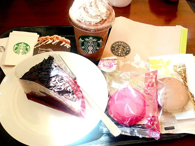 Love Starbucks  devils cake frapp and macaroons|shaine91さん