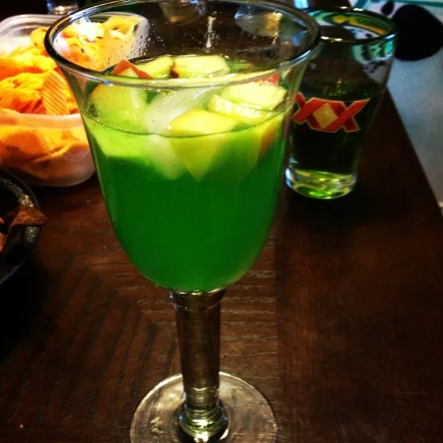 Green sangria for st Patrick's day|christina marie 😋🍷🐼💋💚さん