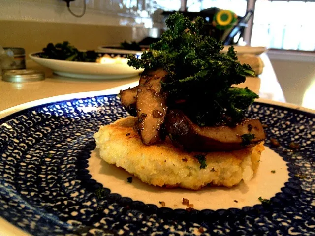 parsnip risotto cake, portabella, kale, balsamic dressing|Matthew Cashenさん