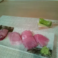 Snapdishの料理写真:長崎産、生本まぐろの、かまを捌きました。|ひろゆきさん