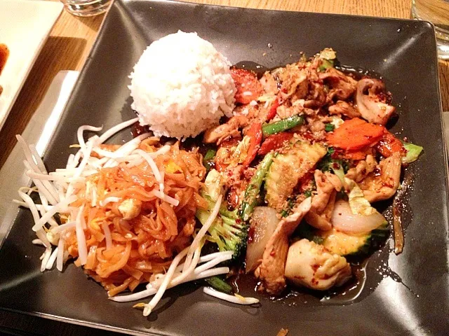 Garlic pepper with white rice and pad thai|Owfu B.さん