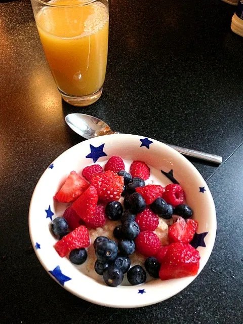 Porridge with Blueberries, Raspberries & Strawberries|Ella Thompsonさん