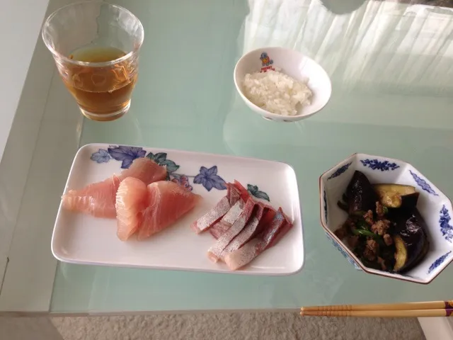 Snapdishの料理写真:まぐろとはまちの刺身/ナスとピーマンのそぼろ炒め|ありささん