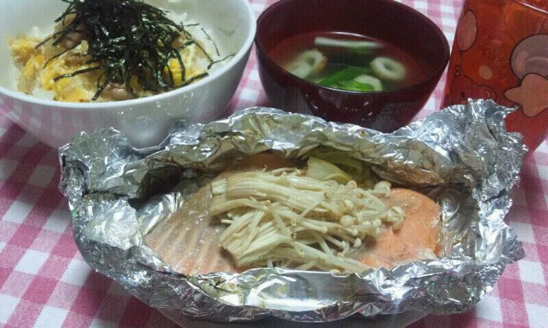 親子丼、ホイル焼き(サーモン･えのき･きゃべつ)、スープ(わかめ･ちくわ･青ねぎ)|まあるさん