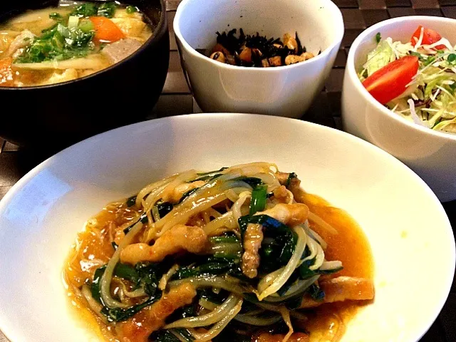 豚とニラの中華炒めと豚汁と大豆とひじきの煮物|あやかさん