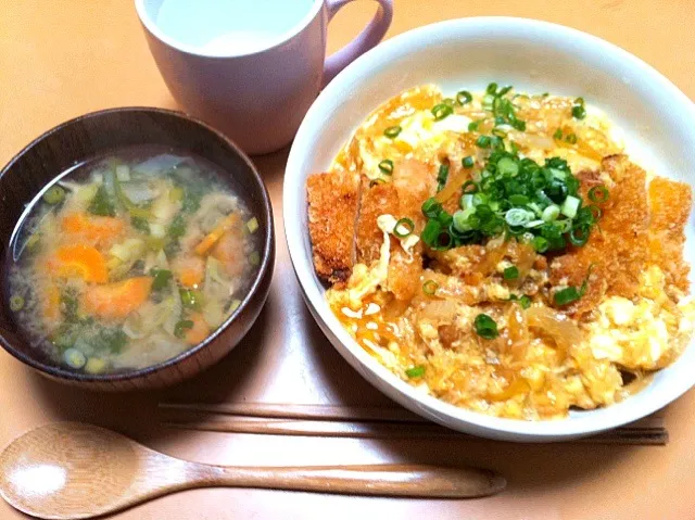 鳥カツの卵とじ丼、味噌汁|tomrowさん