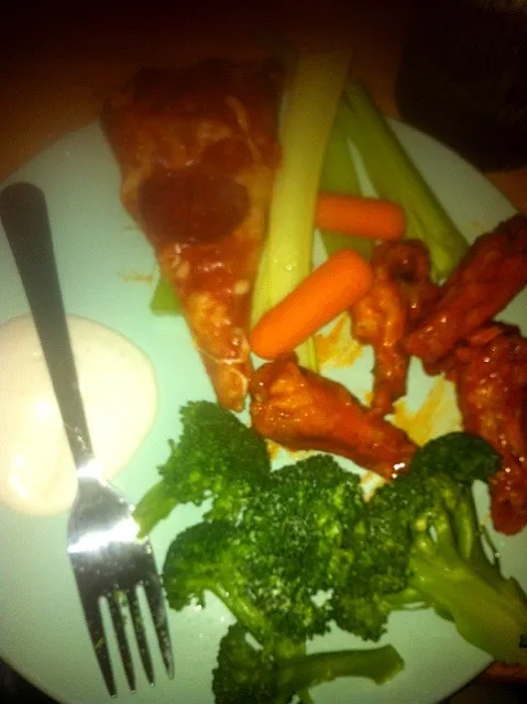 🍗🍕Pizza, hot wings, carrots, celery and broccoli.🍕🍗|hannahさん