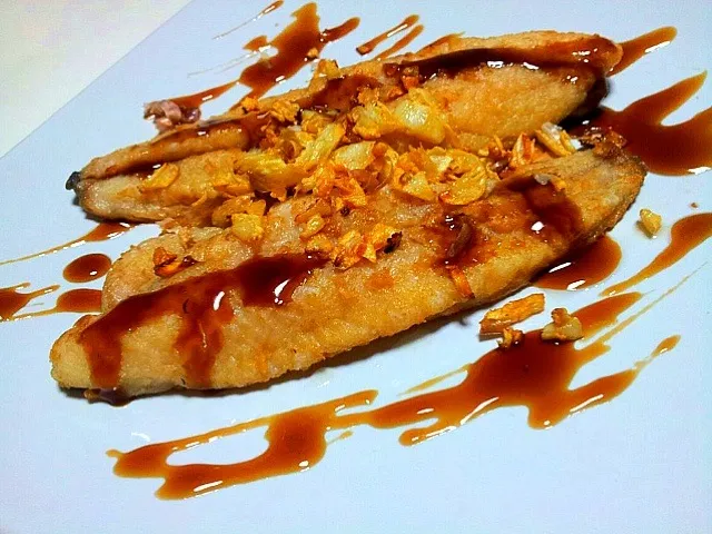 ปลาทอดกระเทียมราดซอสคุณแม่PLA RAD TOD KRA TIAM
DEEP-FRIED  FISH WITH GARLIC.|siwanee loonthaさん