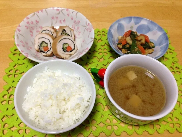 野菜と鶏胸肉巻の照り焼き  オクラとにんじんとちくわのピーナッツ味噌和え|あやかさん