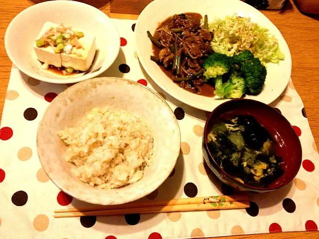 焼肉、冷奴、わかめスープ、玄米ご飯|なおさん