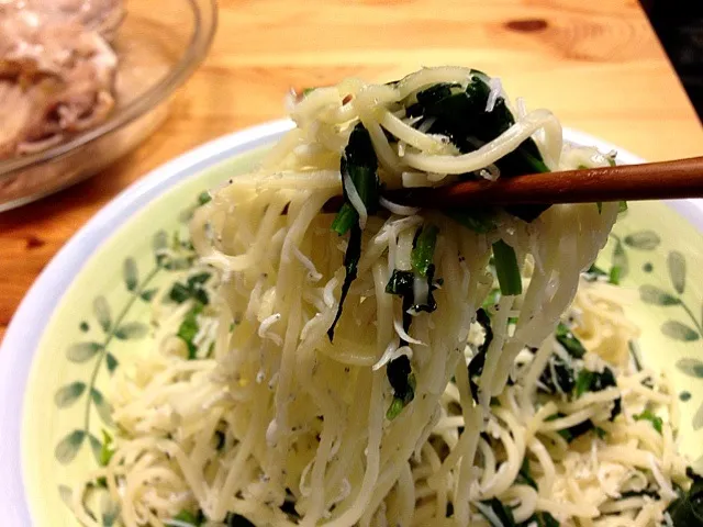 Snapdishの料理写真:きび麺・シラス・ほうれん草炒め 米油|Yoko Hayashiさん