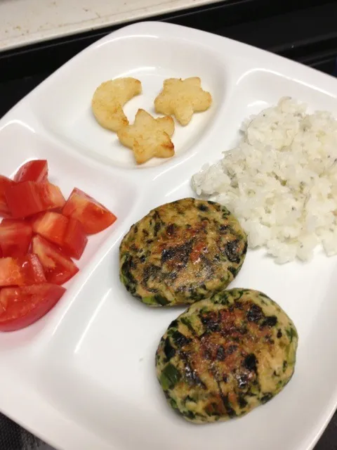 Snapdishの料理写真:子どもごはん☆カブの葉っぱと鶏胸肉のハンバーグプレート|じゅんこさん