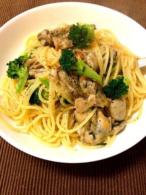 Snapdishの料理写真:Spaghettini , ostriche alla vino blanco 牡蠣とブロッコリーのスパゲティ|Go Satoさん