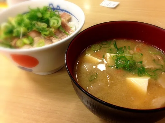 Snapdishの料理写真:ネギ塩豚カルビ丼|hirotomoさん