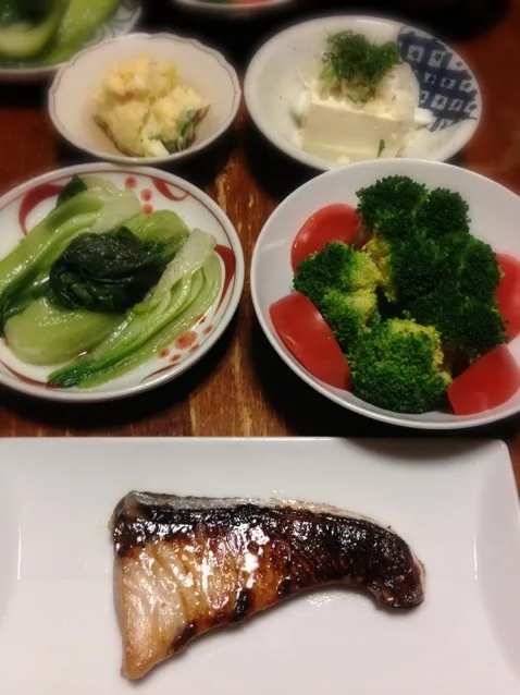 Snapdishの料理写真:鰤塩麹焼き、茹でブロッコリー、青梗菜瞬間蒸し、冷奴、ポテトサラダ|raku_darさん