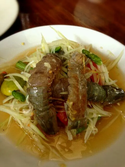 spicy papaya salad with mantis shrimp|khantaphon leelachayakulさん