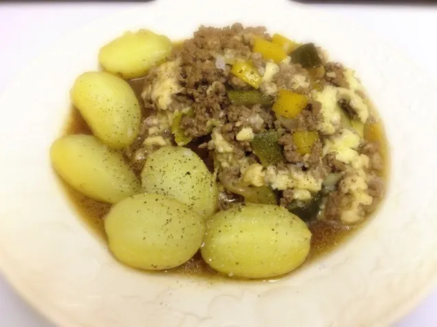 Beef and vegetable casserole with courgettes, leeks and yellow pepper, and new potatoes|Steve Pountneyさん