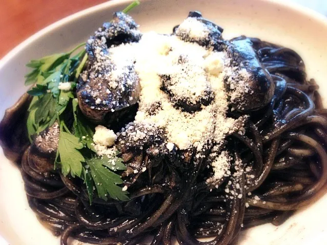 Snapdishの料理写真:牡蠣とイカスミのスパゲティ🍴|おかっぴーさん