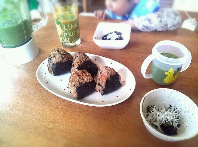 息子と遅起き手抜きブランチ(^^)グリーンスムージーと前の日の残り物♪|もみさん