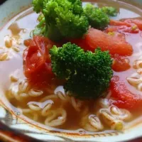 昼ごはんは、トムヤムクンスープベースのトマトとブロッコリー麺（＾Ｏ＾）最初、ちょいと嫌な顔していた三男でしたがペロッと完食…さっぱりして美味しかった〜って（＾∇＾）|くめさん