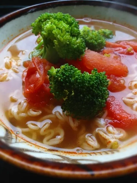 昼ごはんは、トムヤムクンスープベースのトマトとブロッコリー麺（＾Ｏ＾）最初、ちょいと嫌な顔していた三男でしたがペロッと完食…さっぱりして美味しかった〜って（＾∇＾）|くめさん