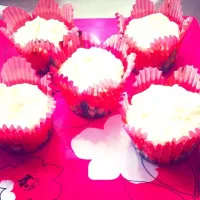 White chocolate cupcakes with semisweet chocolate center.|halaさん