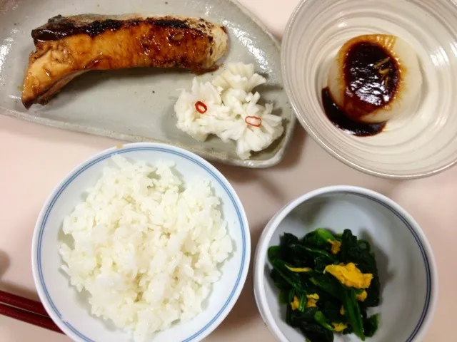 【料理教室】ぶりの照り焼き、菊花かぶ、ふろふき大根ゆずみそがけ、ほうれん草と黄菊のおひたし|ニャンコさん