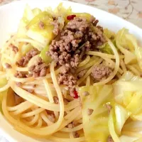 Snapdishの料理写真:キャベツとひき肉の醤油パスタ|かずひささん