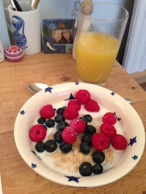 Porridge with Blueberries & Raspberries|Ella Thompsonさん