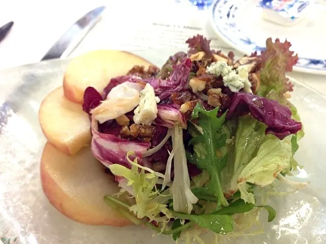 candied walnuts, blue cheese, peach salad|Anne Toさん