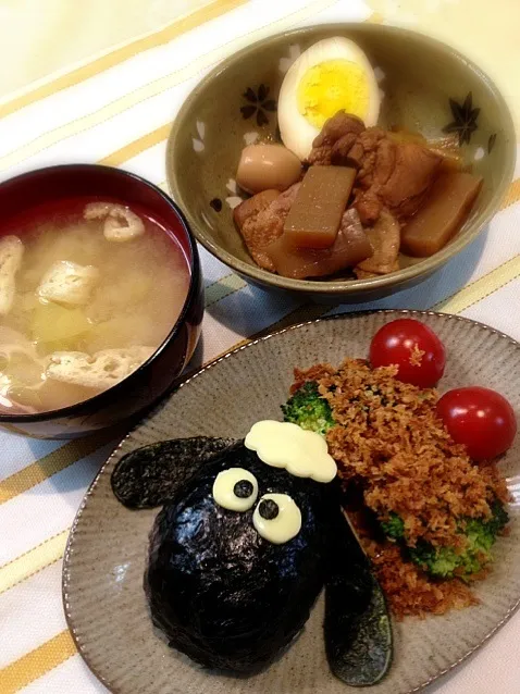 鶏肉のコーラ煮、ひつじのショーンおにぎり、2miさんのﾌﾞﾛｯｺﾘｰのﾊﾟﾝ粉がけ、キャベツのみそ汁|うっちーさん