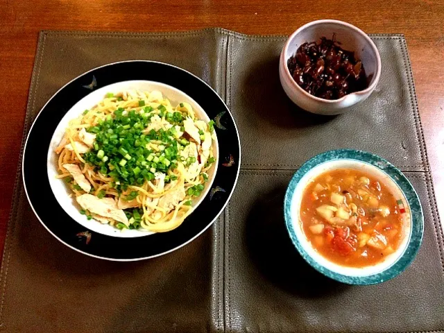 Snapdishの料理写真:蒸し鶏と青ネギの和風パスタとアサリのミネストローネスープ、ホタルいかの甘煮を添えて|波乗り漁師さん